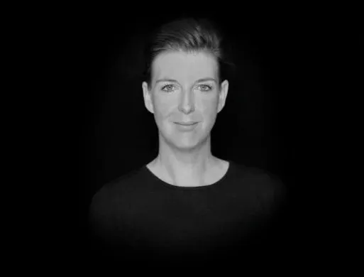 Zwart-witportret uit het hoofdbeeld van de website van Begrafenissen Haerens